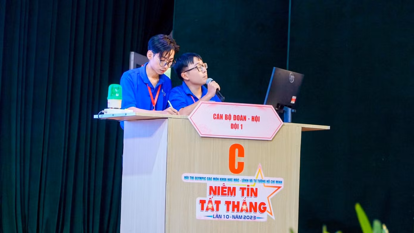 Văn Dư với phần thể hiện tại Hội thi Bí thư Đoàn cơ sở giỏi TP. HCM lần thứ V, năm 2023.