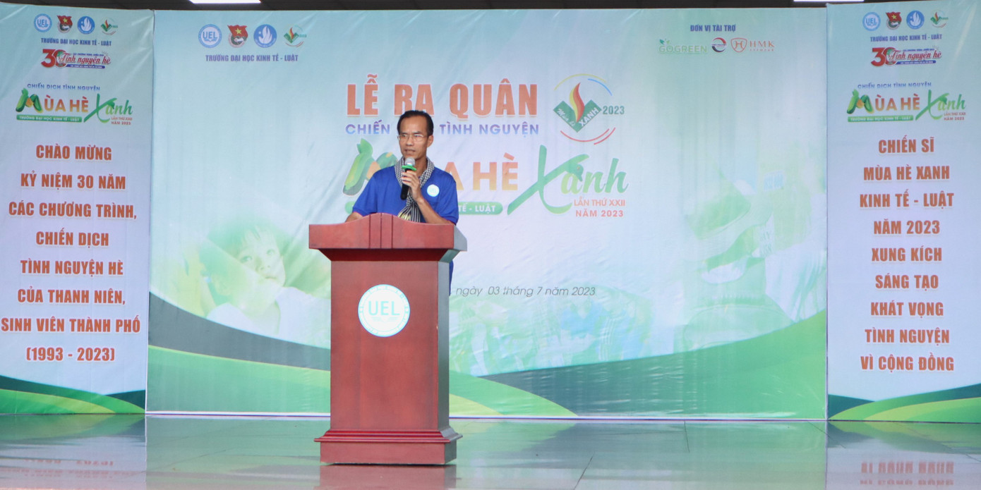 PGS. TS Lê Tuấn Lộc, Bí thư Đảng uỷ, Chủ tịch Hội đồng trường ĐH Kinh tế - Luật đại diện lãnh đạo trường có những dặn dò đến chiến sĩ "Mùa Hè Xanh" năm 2023.