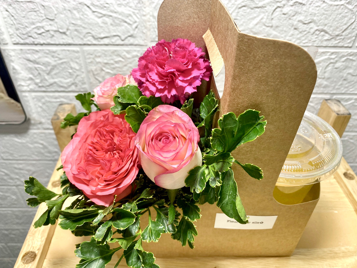 Một combo gồm hoa và cà phê.