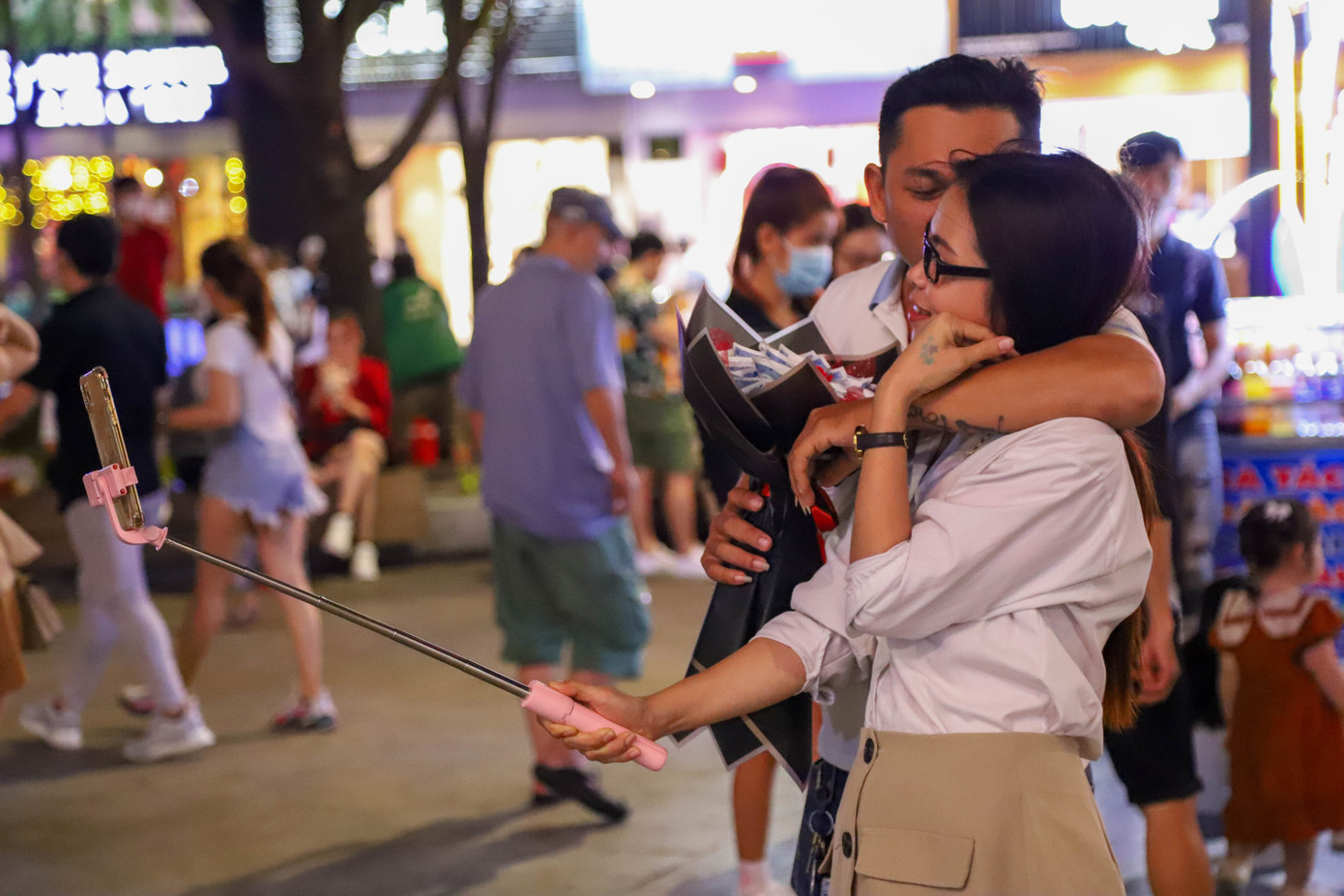 Ba năm quen nhau, cũng là 3 mùa Valentine mà cặp đôi Minh Lý và Ngọc Hân bên nhau. Năm nay, cả 2 đã cùng nhau đi ăn, chọn quà và quyết định sau khi đi dạo sẽ đến rạp phim để xem.