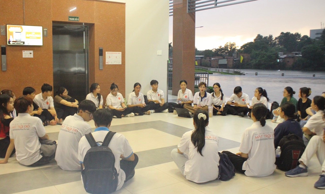 CLB Tình nguyện Mặt Trời Đỏ tổ chức tập huấn kỹ năng cho các thành viên trước ngày tổ chức chương trình “Trăng sáng non cao”.