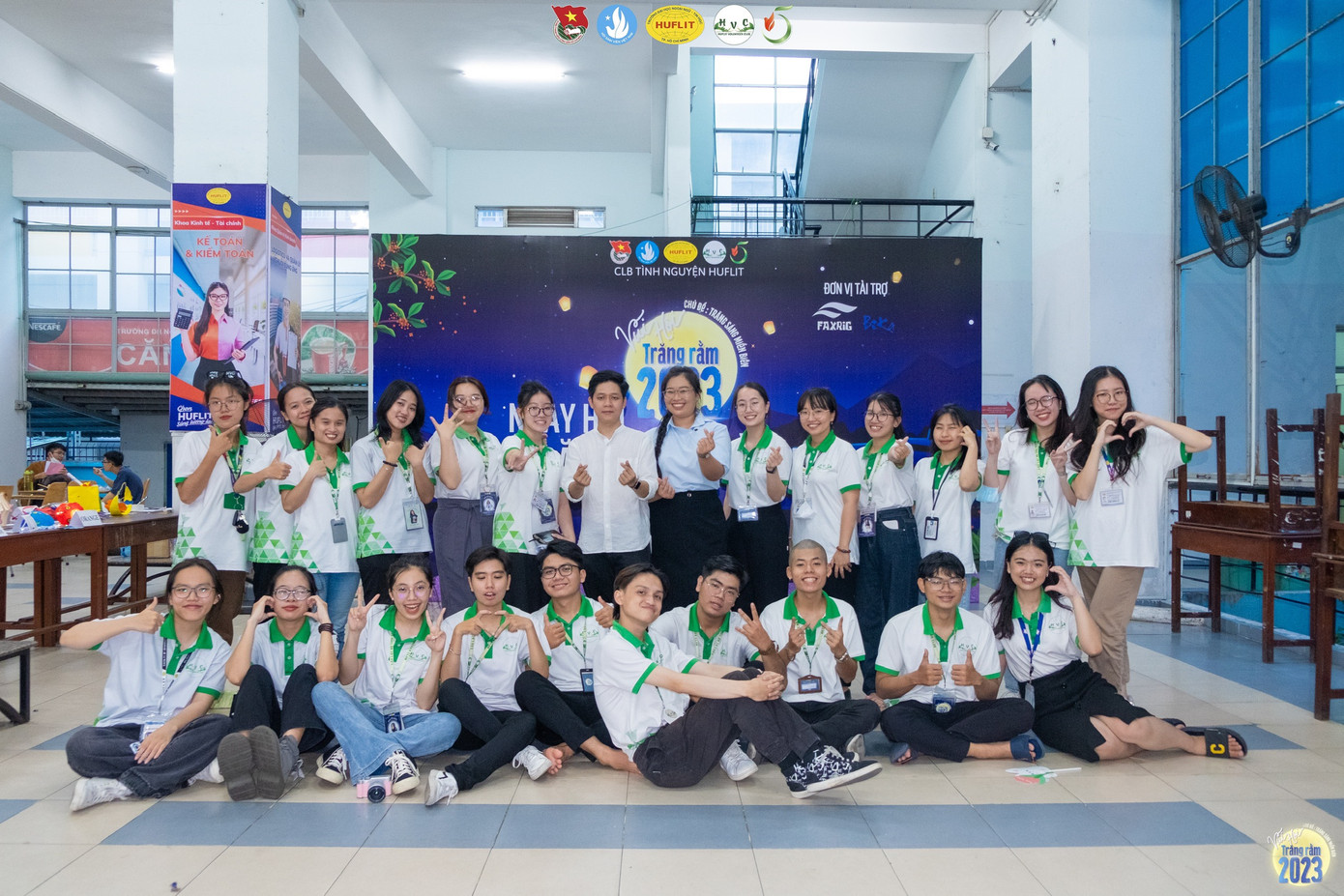 CLB Tình nguyện HUFLIT cùng anh chị Tik Tok Vẽ Hạnh Phúc. (Ảnh: CLB)