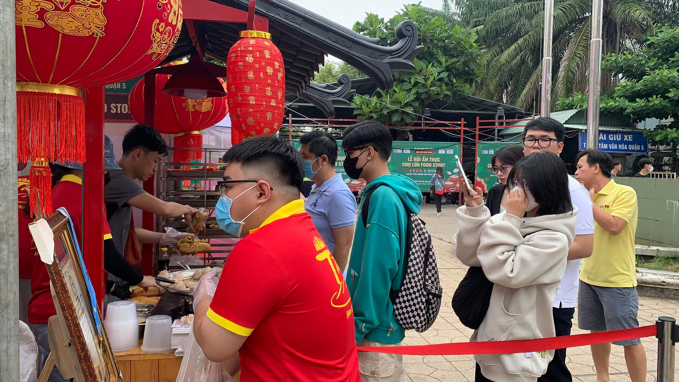 Dòng người xếp hàng chờ trải nghiệm món bánh mì xíu mại tại gian hàng Bánh mì Tăng.