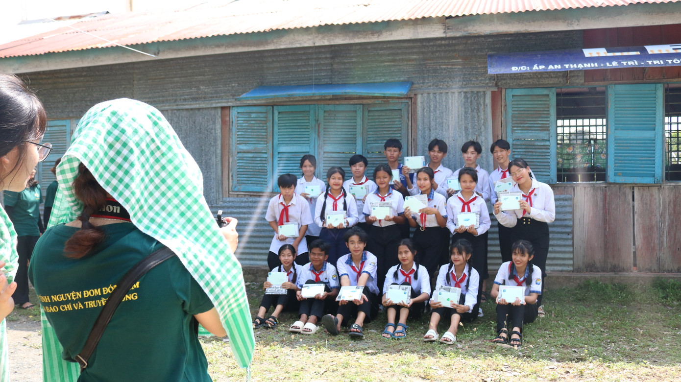 Hoạt động chụp ảnh kỷ yếu khiến cho học sinh khối 9 thích thú bởi những trải nghiệm mới mẻ. Hoạt động chụp ảnh kỷ yếu khiến cho học sinh khối 9 thích thú bởi những trải nghiệm mới mẻ.