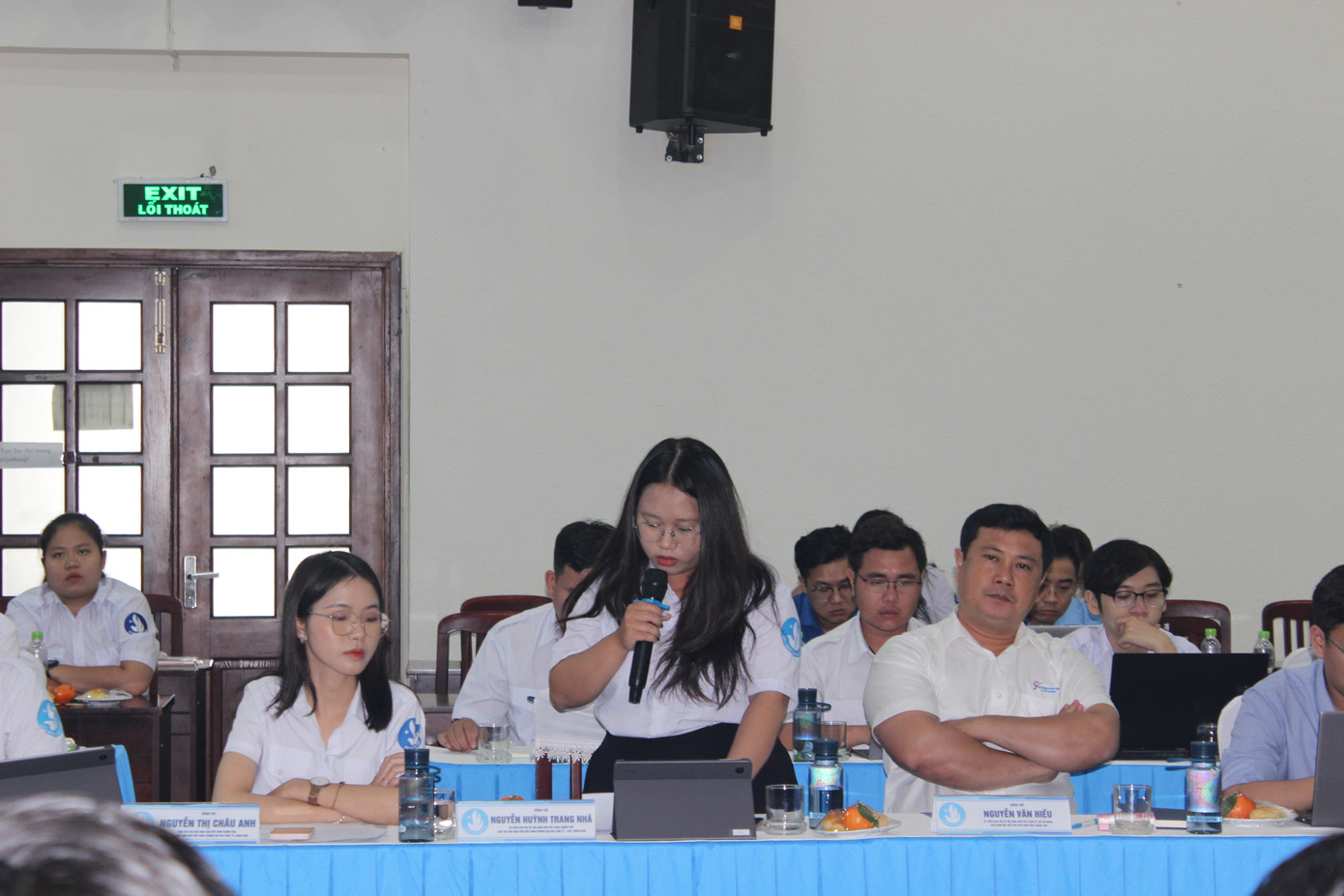 Các đại biểu chia sẻ tại buổi làm việc.