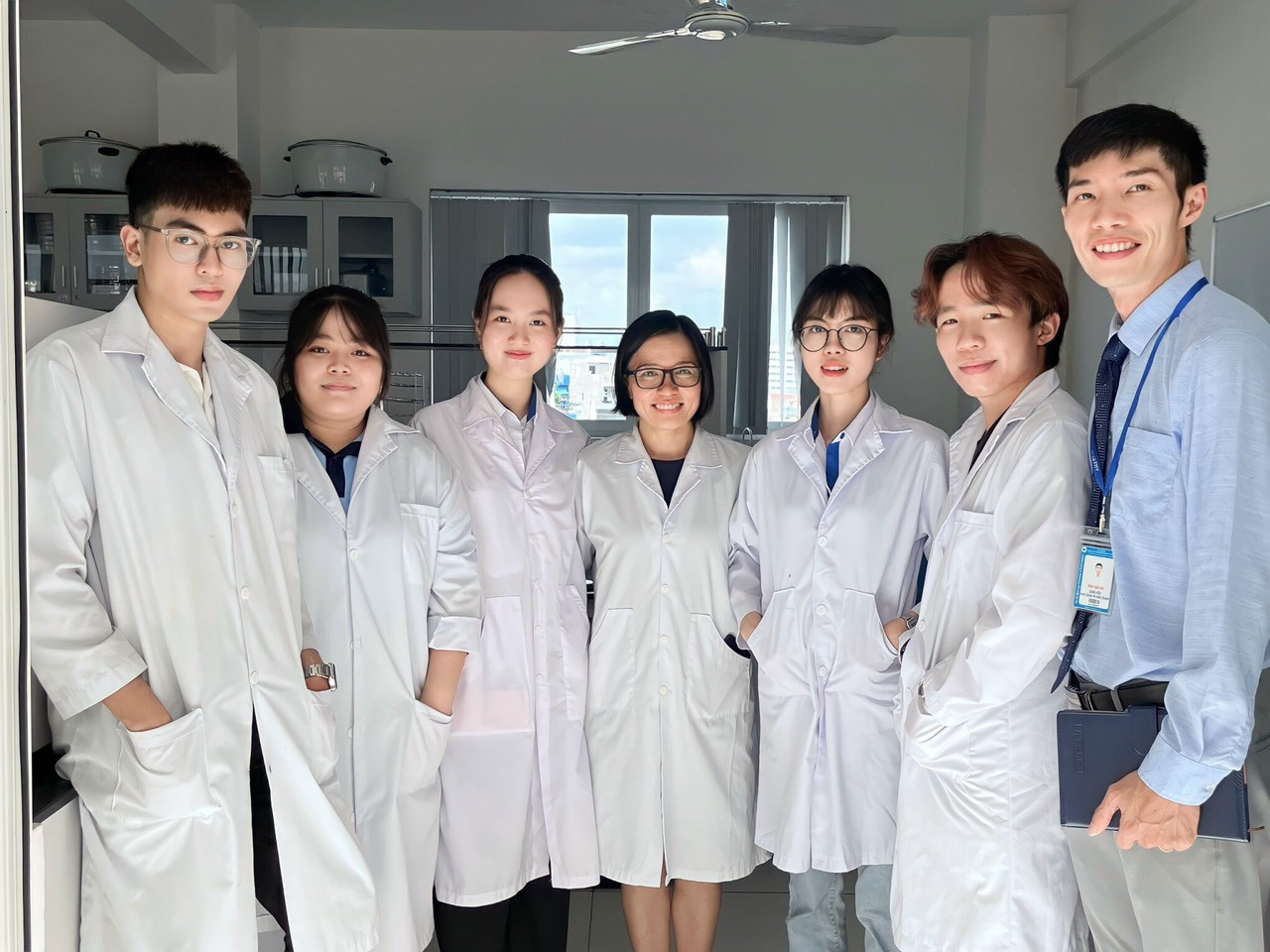 Nhóm nghiên cứu cùng hai cố vấn của dự án LOTUSLEEP. (Ảnh: NVCC) Nhóm nghiên cứu cùng hai cố vấn của dự án LOTUSLEEP. (Ảnh: NVCC)