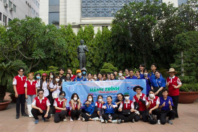 Hành trình xe đạp 'Thành phố tôi yêu', với chủ đề 'Tự hào Thanh niên thành phố Bác' do Nhà Văn hóa Sinh viên TP. HCM tổ chức nhằm hưởng ứng Tháng Thanh niên. Hành trình đã thu hút sự tham gia của hơn 45 đoàn viên là sinh viên các trường đại học trên địa bàn TP. HCM. (Ảnh: TLTĐ)