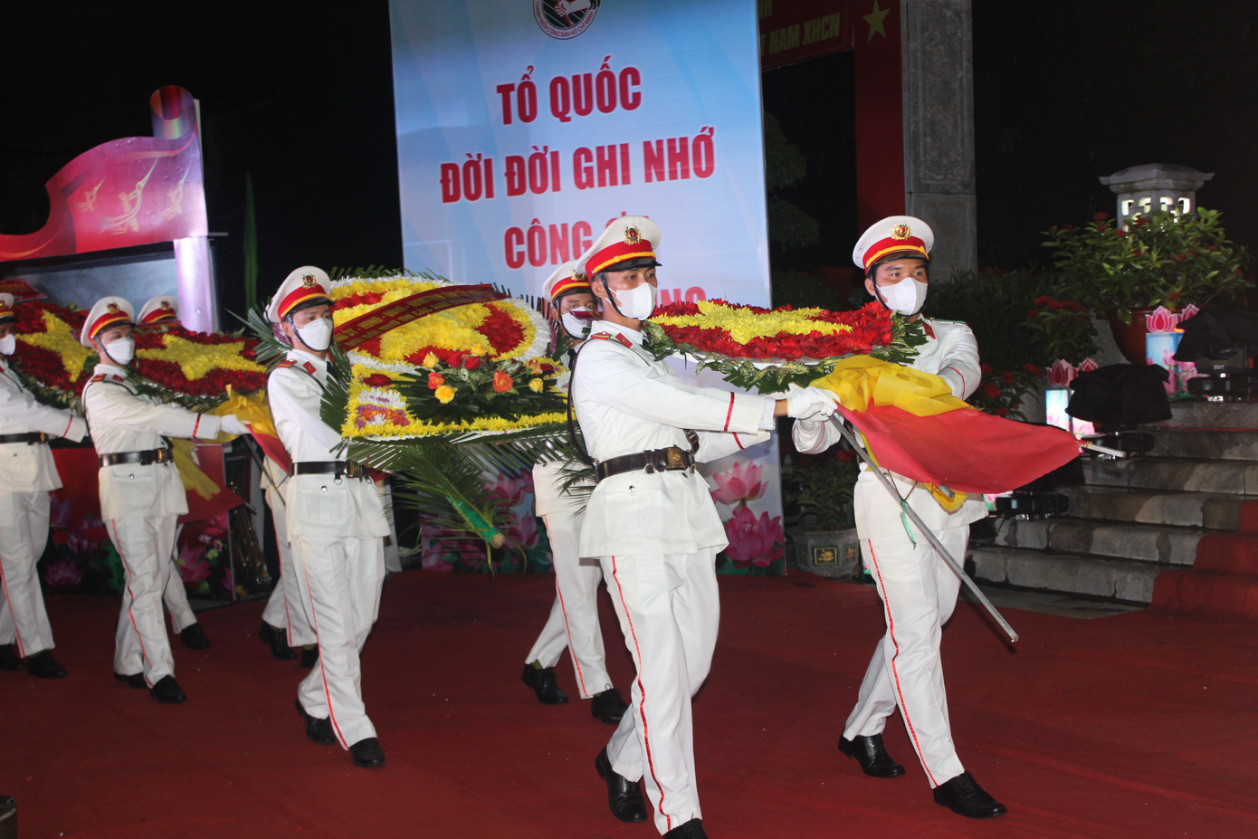 Nghi lễ dâng hoa các Anh hùng liệt sĩ.