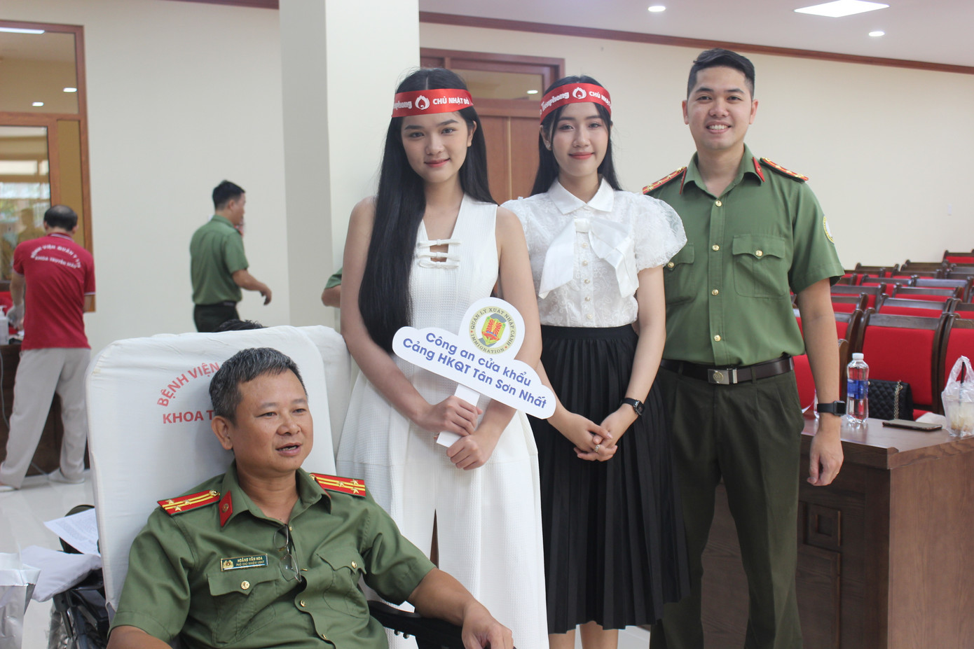 Hai người đẹp cùng đồng hành với chương trình Chủ nhật Đỏ.