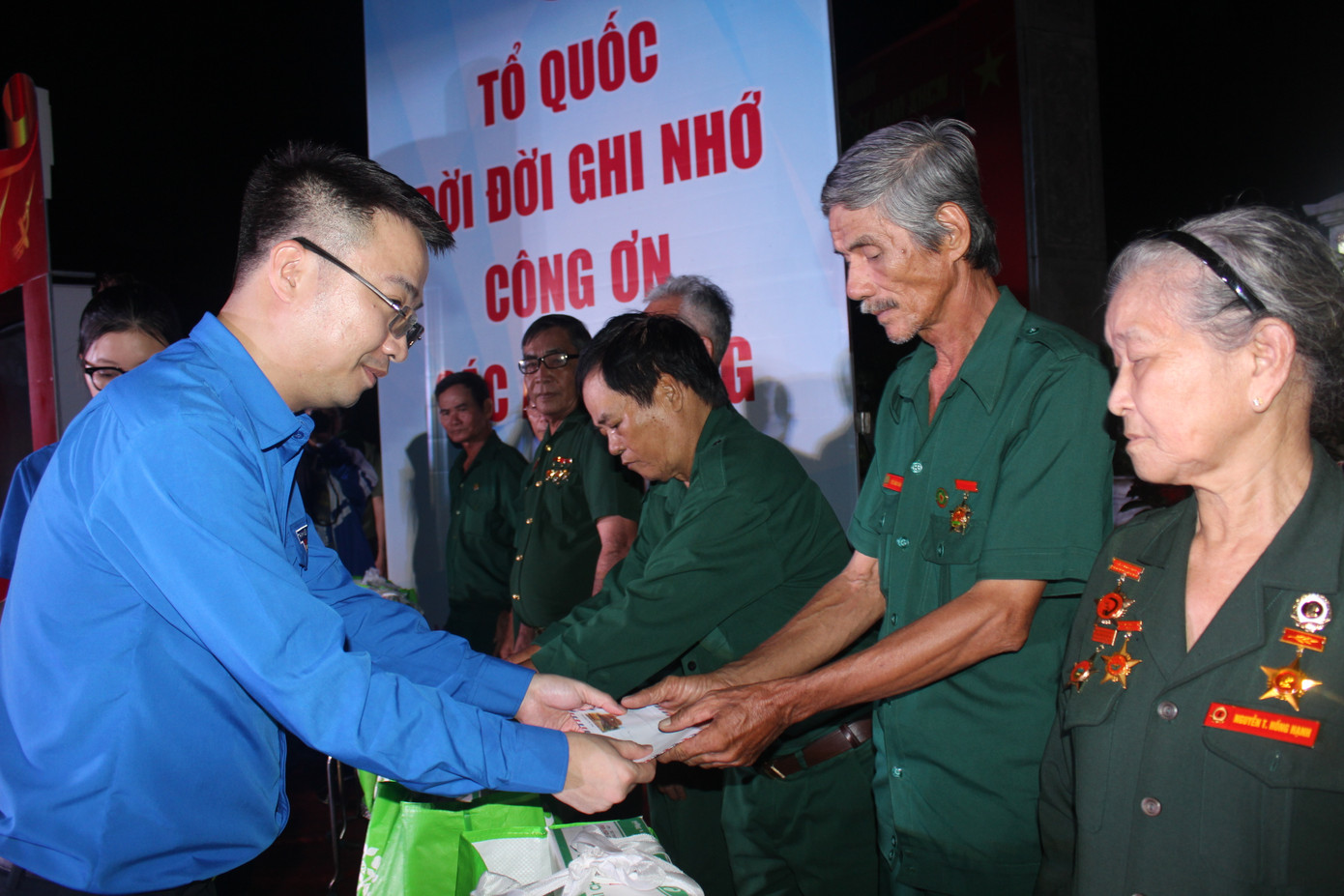 Anh Nguyễn Tường Lâm - Bí thư T.Ư Đoàn tặng quà cho các cựu bộ đội tỉnh Tây Ninh.
