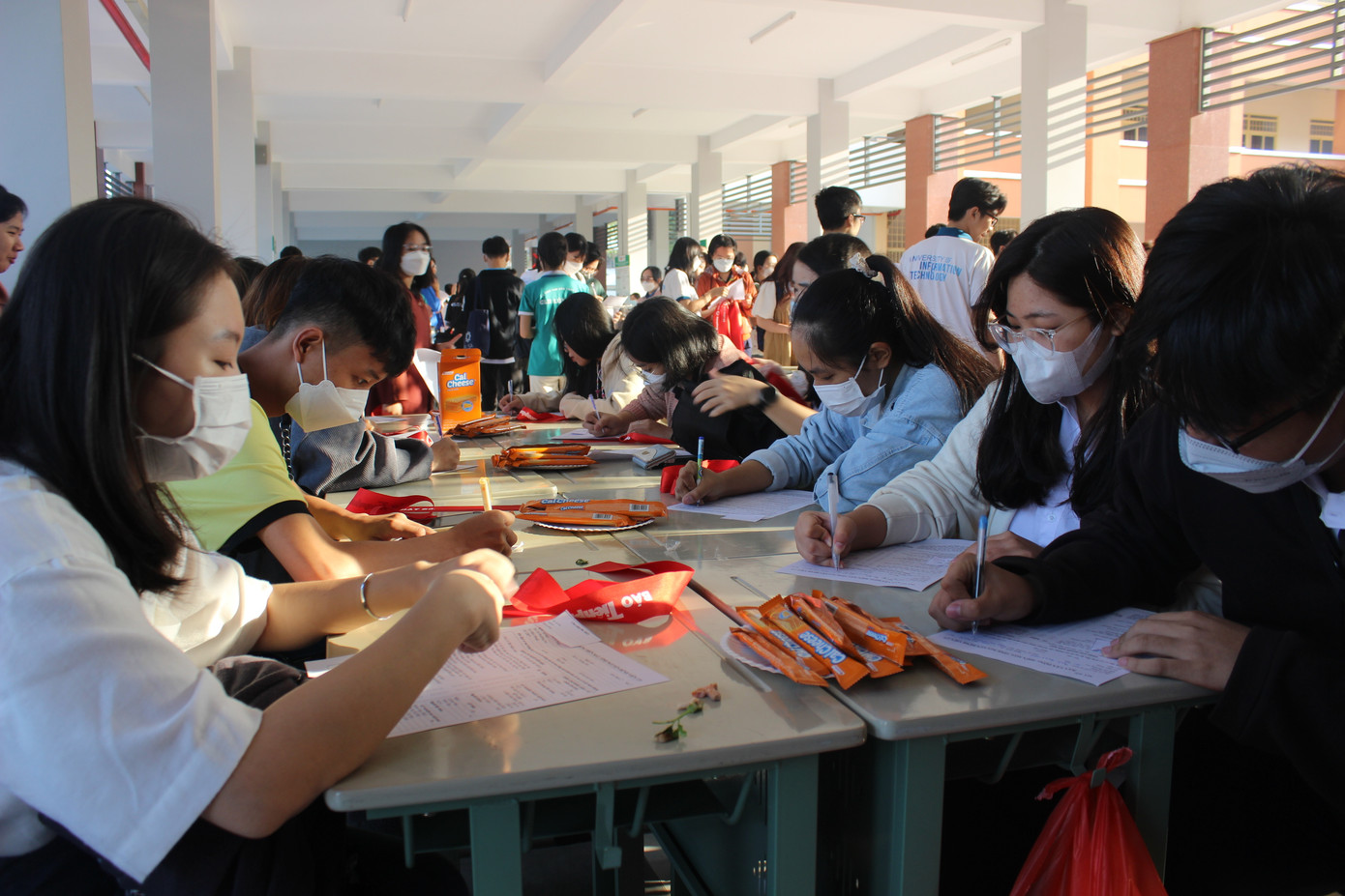 Ngay từ sáng sớm, rất nhiều các bạn sinh viên thuộc hai trường ĐH KHXH&NV (ĐHQG TP. HCM) và trường ĐH Công nghệ thông tin (ĐHQG TP. HCM) đã tập trung về trường ĐH KHXH&NV để đăng ký hiến máu.