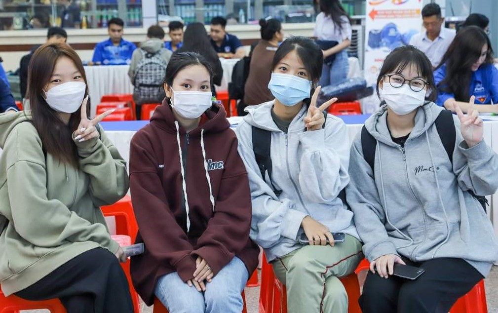 Thí sinh làm thủ tục nhập học tại trường ĐH Nguyễn Tất Thành.