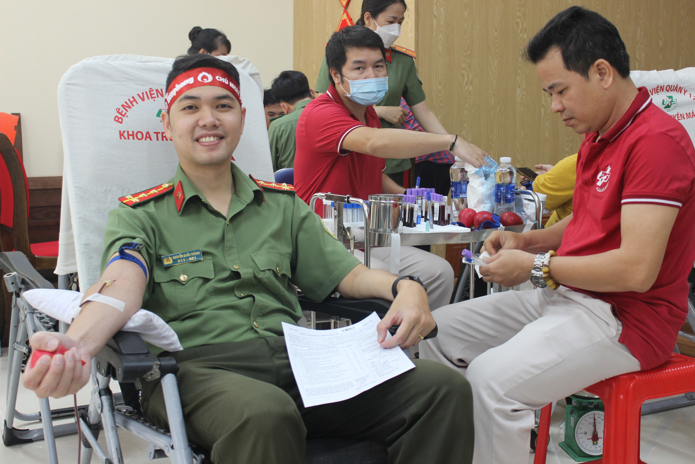 Anh Nguyễn Quốc Vương – Bí thư Đoàn Thanh niên Công an cửa khẩu cảng hàng không quốc tế Tân Sơn Nhất tham gia hiến máu tại chương trình.