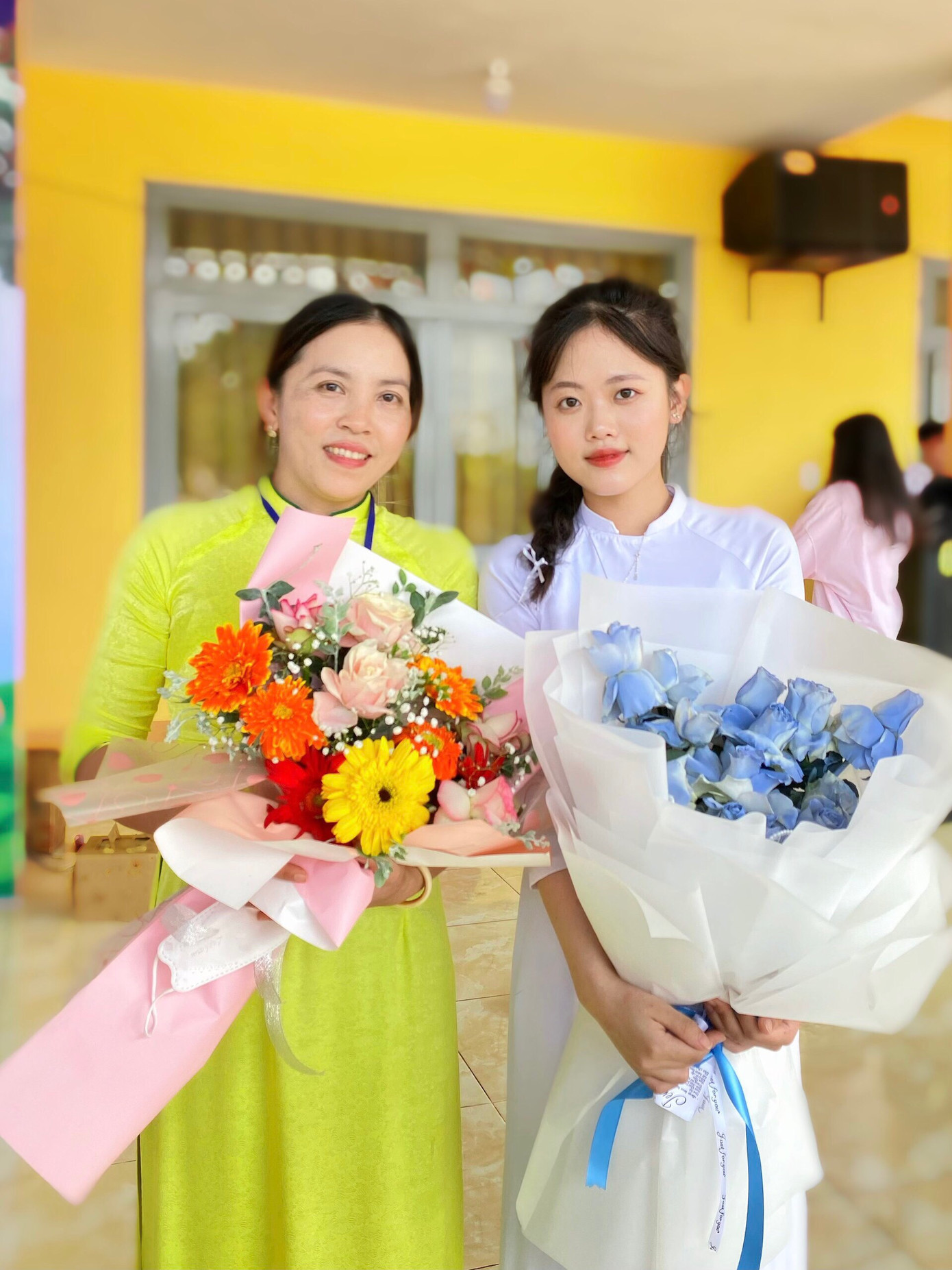 Thu Hiền và cô giáo chủ nhiệm lớp 12. (Ảnh: NVCC) Thu Hiền và cô giáo chủ nhiệm lớp 12. (Ảnh: NVCC)