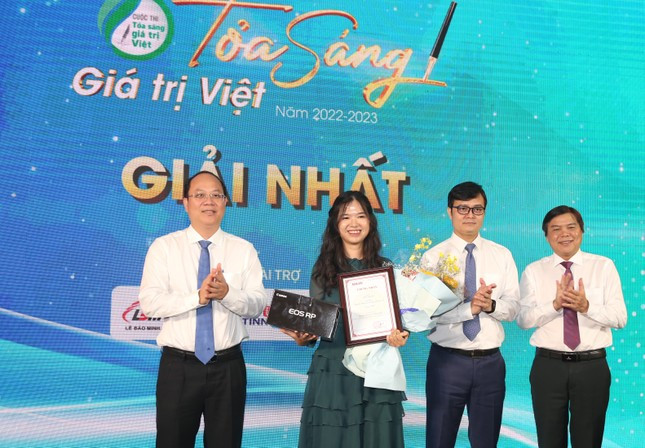 Bí thư thứ nhất T.Ư Đoàn Bùi Quang Huy (thứ hai, từ phải sang) cùng Phó Bí thư Thành uỷ TP. HCM Nguyễn Hồ Hải (ngoài cùng, bên trái) và Tổng Biên tập báo Sài Gòn Giải Phóng Tăng Hữu Phong trao giải thưởng cao nhất cho tác giả Minh Nguyễn. (Ảnh: Ngô Tùng) Bí thư thứ nhất T.Ư Đoàn Bùi Quang Huy (thứ hai, từ phải sang) cùng Phó Bí thư Thành uỷ TP. HCM Nguyễn Hồ Hải (ngoài cùng, bên trái) và Tổng Biên tập báo Sài Gòn Giải Phóng Tăng Hữu Phong trao giải thưởng cao nhất cho tác giả Minh Nguyễn. (Ảnh: Ngô Tùng)