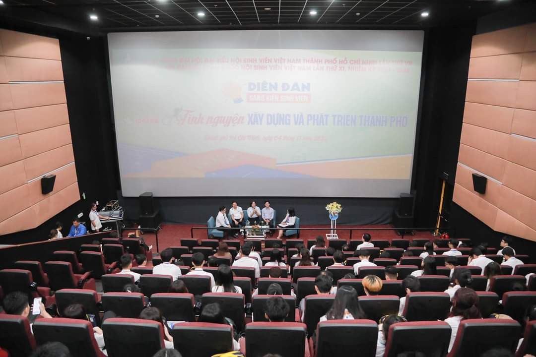 Quang cảnh hội trường diễn ra Diễn đàn thảo luận “Sáng kiến sinh viên” với chủ đề “Tình nguyện xây dựng và phát triển Thành phố”. (Ảnh: TLTĐ) Quang cảnh hội trường diễn ra Diễn đàn thảo luận “Sáng kiến sinh viên” với chủ đề “Tình nguyện xây dựng và phát triển Thành phố”. (Ảnh: TLTĐ)