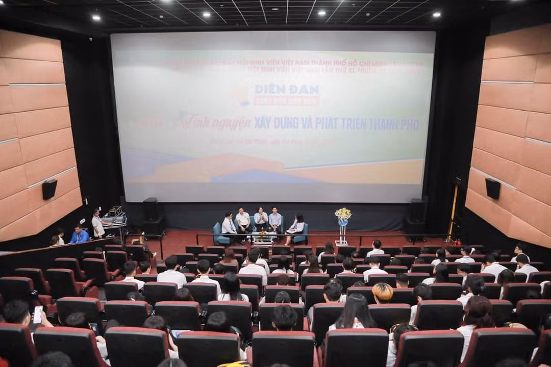 Quang cảnh hội trường diễn ra Diễn đàn thảo luận “Sáng kiến sinh viên” với chủ đề “Tình nguyện xây dựng và phát triển Thành phố”. (Ảnh: TLTĐ)