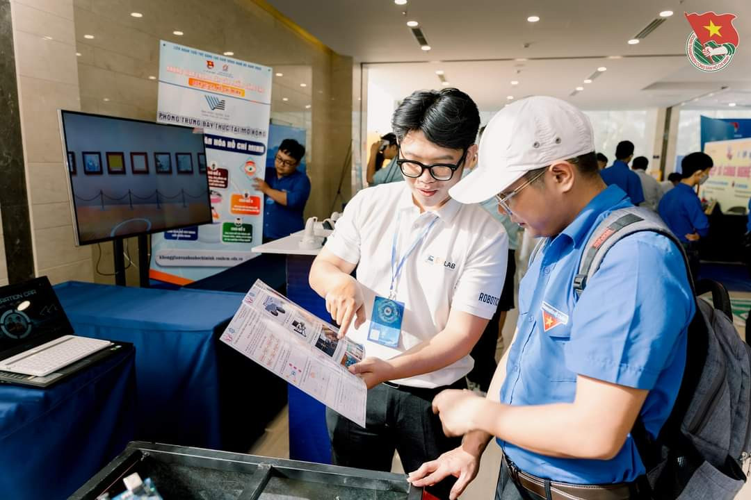 Đoàn viên, thanh niên tham quan các mô hình sáng tạo tại Liên hoan. (Ảnh: TLTĐ) Đoàn viên, thanh niên tham quan các mô hình sáng tạo tại Liên hoan. (Ảnh: TLTĐ)