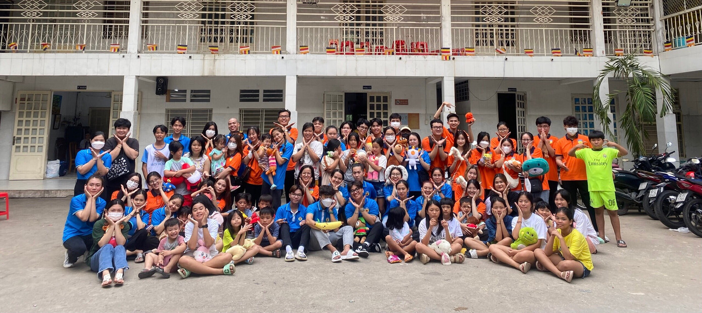 Trao tặng các phần quà cho các em nhỏ tại chùa. (Ảnh: CLB Tình nguyện viên Hutech) Trao tặng các phần quà cho các em nhỏ tại chùa. (Ảnh: CLB Tình nguyện viên Hutech)