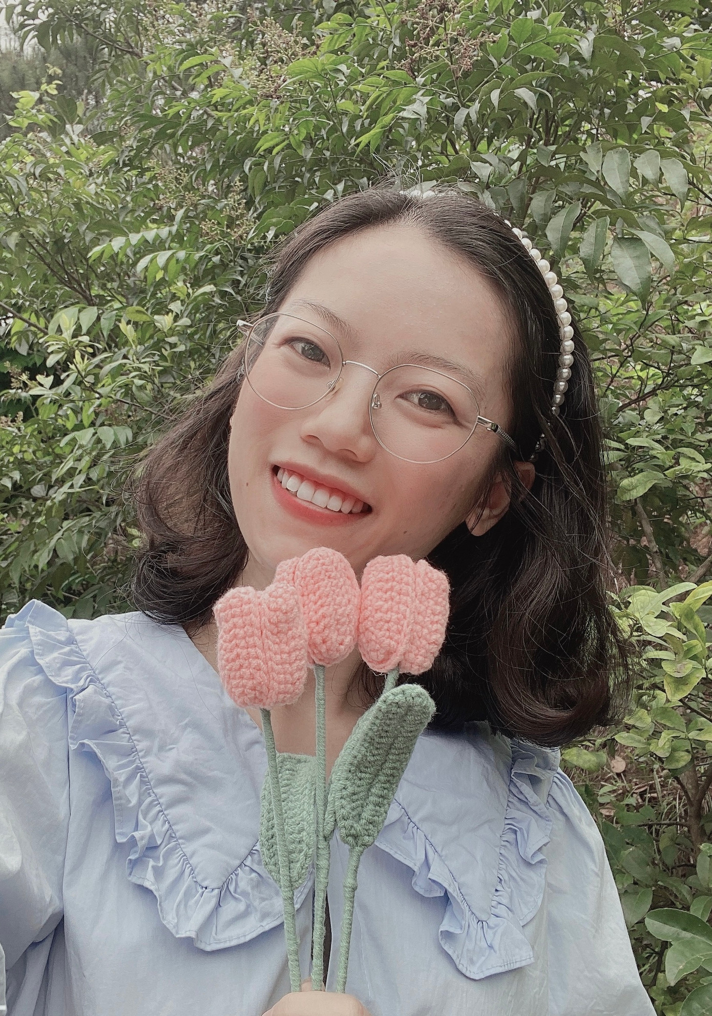 Hoàng Thị Kiều Dân cùng sản phẩn của mình. (Ảnh: NVCC)