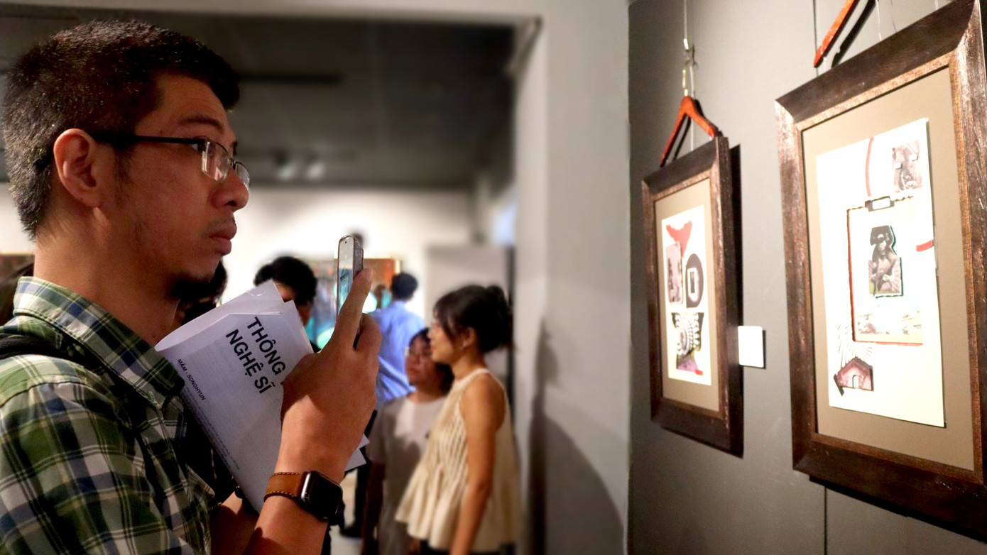 Các tác phẩm mực in trên giấy của nghệ sĩ Brandy thu hút người xem.