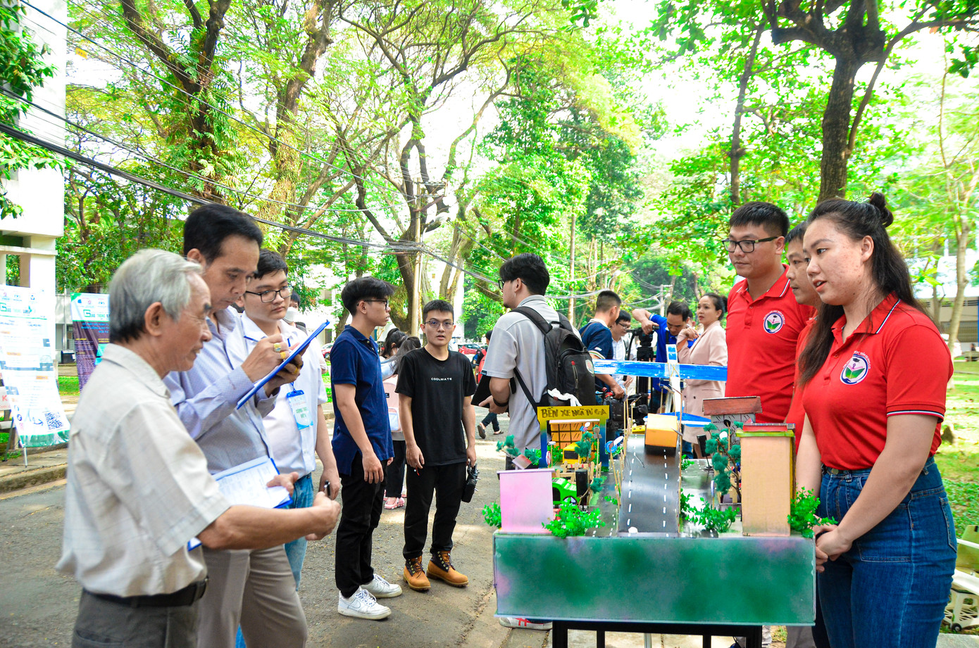 Các bạn sinh viên trình bày các ý tưởng Cuộc thi 'Sáng tạo trẻ Giao thông xanh' trước Ban Giám khảo. Các bạn sinh viên trình bày các ý tưởng Cuộc thi 'Sáng tạo trẻ Giao thông xanh' trước Ban Giám khảo.