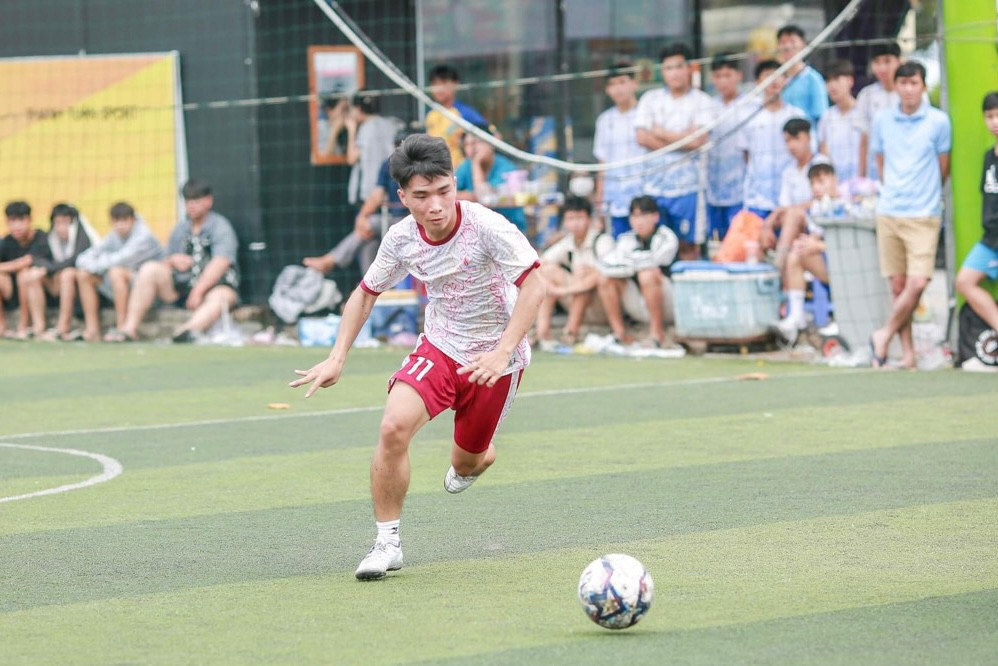 Đoàn Bá Dương – nam sinh viên có tình yêu đặc biệt với bóng đá. Đoàn Bá Dương – nam sinh viên có tình yêu đặc biệt với bóng đá.