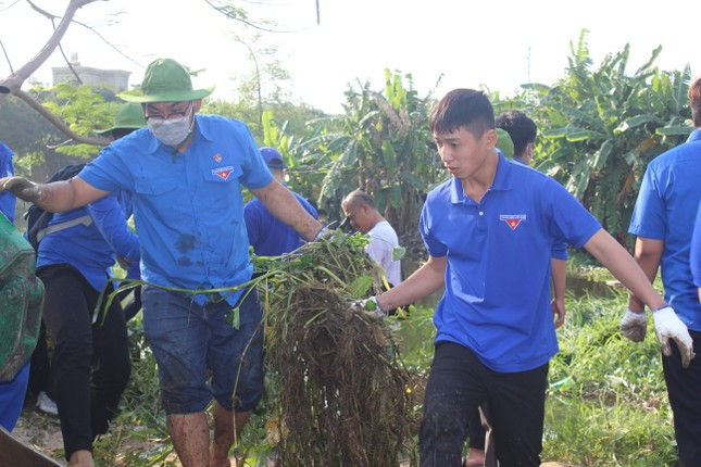 Trong đó, Ban Thường vụ Thành Đoàn đã chú trọng thực hiện Công trình thanh niên cải tạo cảnh quan tuyến Rạch Xuyên Tâm trong năm 2023, với các nội dung cụ thể: Ký kết phối hợp ra quân các đội hình dọn vệ sinh và cải tạo, khơi thông tuyến rạch, tổ chức các đội hình dọn dẹp, xóa điểm rác tồn đọng dọc tuyến đường sắt (đoạn giáp trục đường Phan Văn Trị và đường Lương Ngọc Quyến).