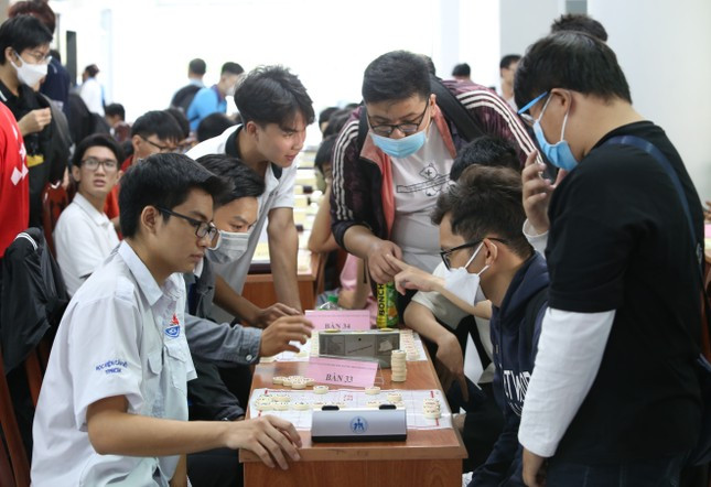 Các nam sinh đấu trí tại bộ môn cờ tướng. (Ảnh: Ngô Tùng) Các nam sinh đấu trí tại bộ môn cờ tướng. (Ảnh: Ngô Tùng)