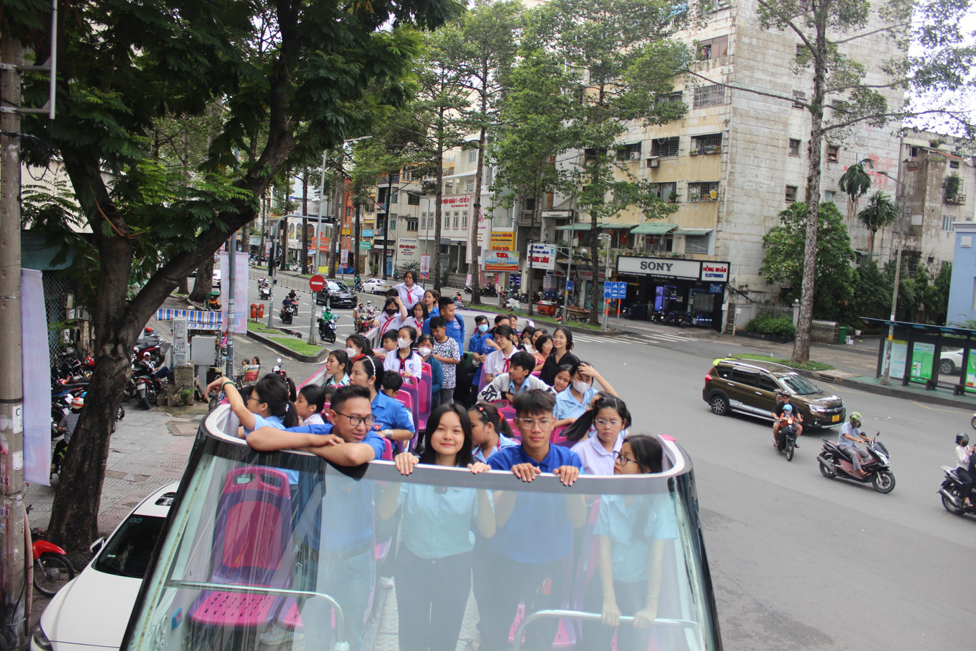 Điểm cuối của hành trình là Nhà hát Cải lương Trần Hữu Trang (quận 1). Tại đây, các em được xem các tiết mục xiếc, văn nghệ thiếu nhi.