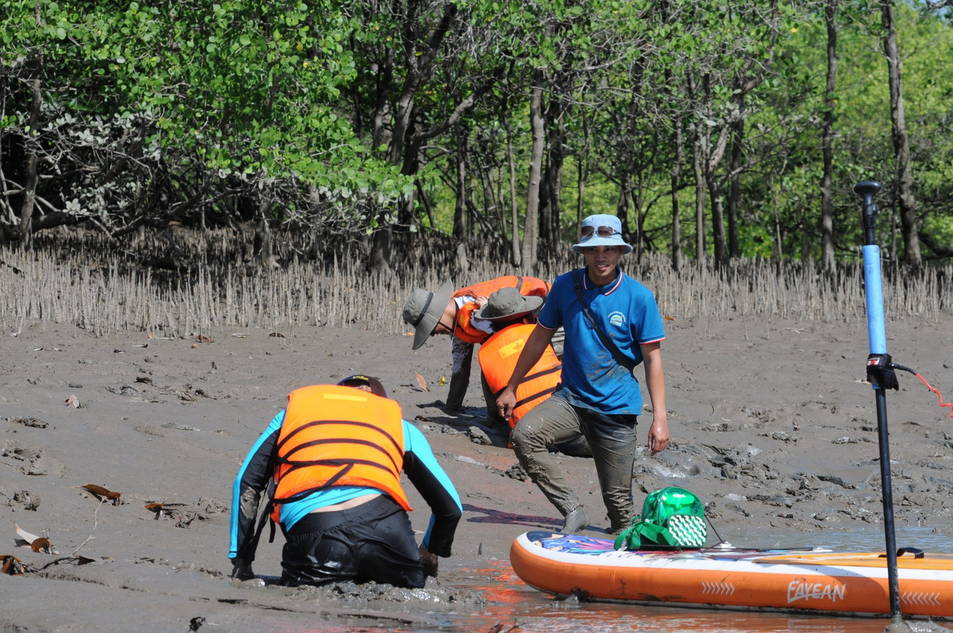 Trong tour Nam thiết kế giúp khách hàng có những trải nghiệm để hiểu về đặc trưng của rừng ngập mặn Cần Giờ. Ảnh: NVCC Trong tour Nam thiết kế giúp khách hàng có những trải nghiệm để hiểu về đặc trưng của rừng ngập mặn Cần Giờ. Ảnh: NVCC