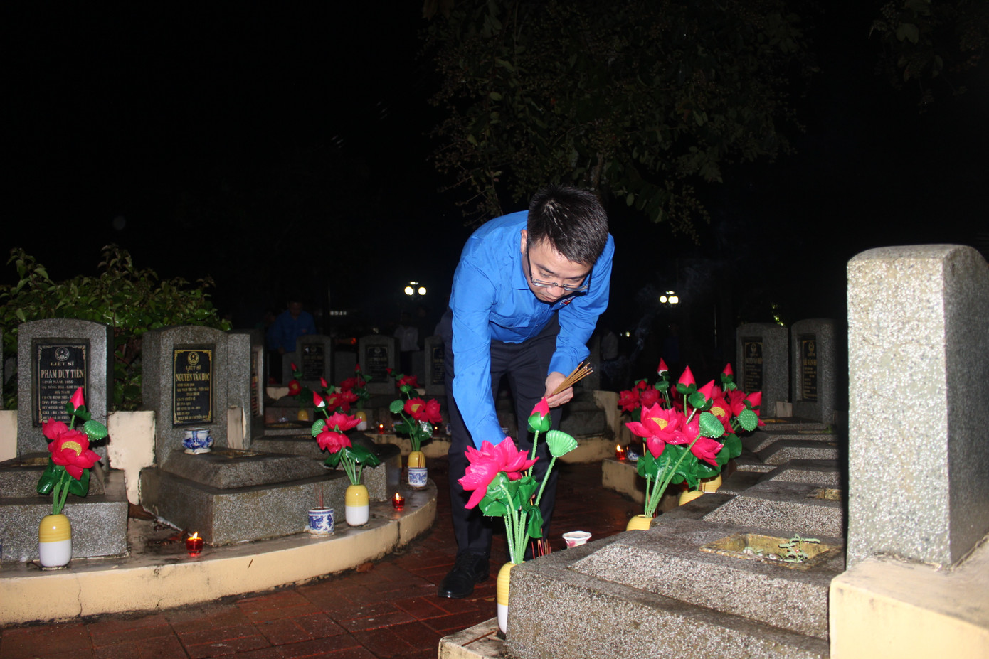 Anh Nguyễn Tường Lâm - Bí thư Ban Chấp hành T.Ư Đoàn thắp hương các phần mộ liệt sĩ.