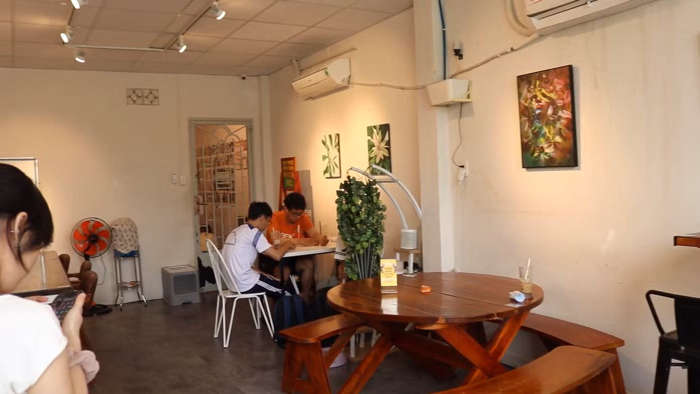 Quán được chia làm 3 tầng (lầu), đảm bảo mèo có không gian sinh hoạt chung với nhau và với khách hàng, đồng thời có không gian riêng để hồi phục. Quán được chia làm 3 tầng (lầu), đảm bảo mèo có không gian sinh hoạt chung với nhau và với khách hàng, đồng thời có không gian riêng để hồi phục.