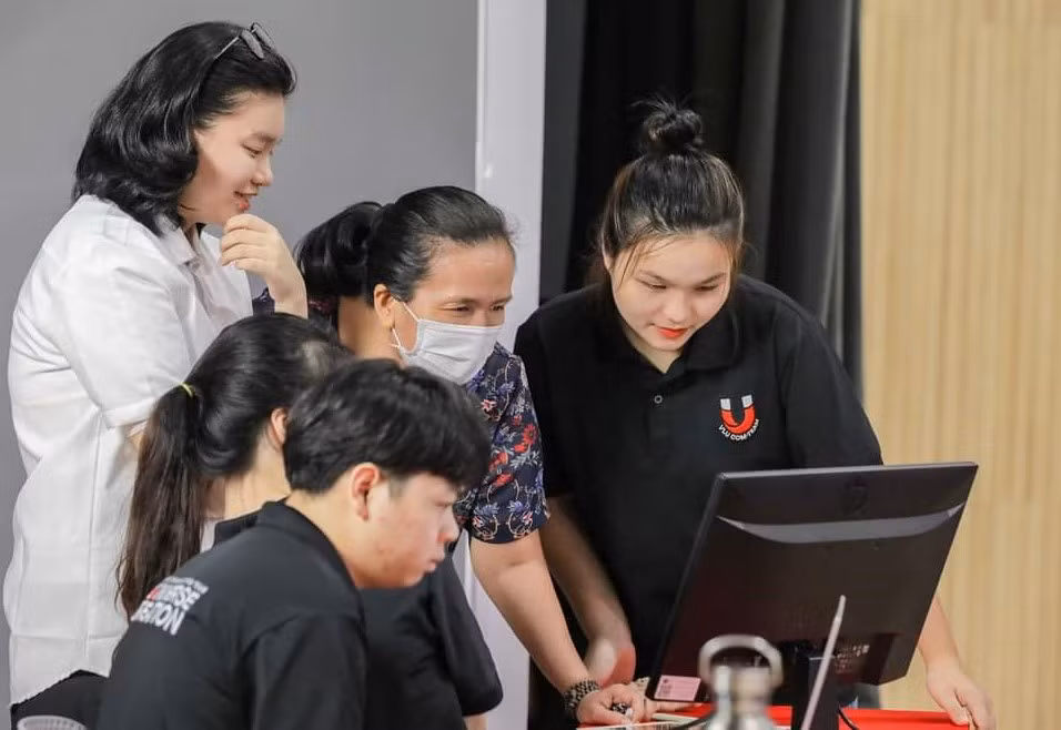 Phụ huynh khi đến trường ĐH Văn Lang nhập học cho con được các tình nguyện viên hỗ trợ nhiệt tình thông tin nhà trọ. Phụ huynh khi đến trường ĐH Văn Lang nhập học cho con được các tình nguyện viên hỗ trợ nhiệt tình thông tin nhà trọ.