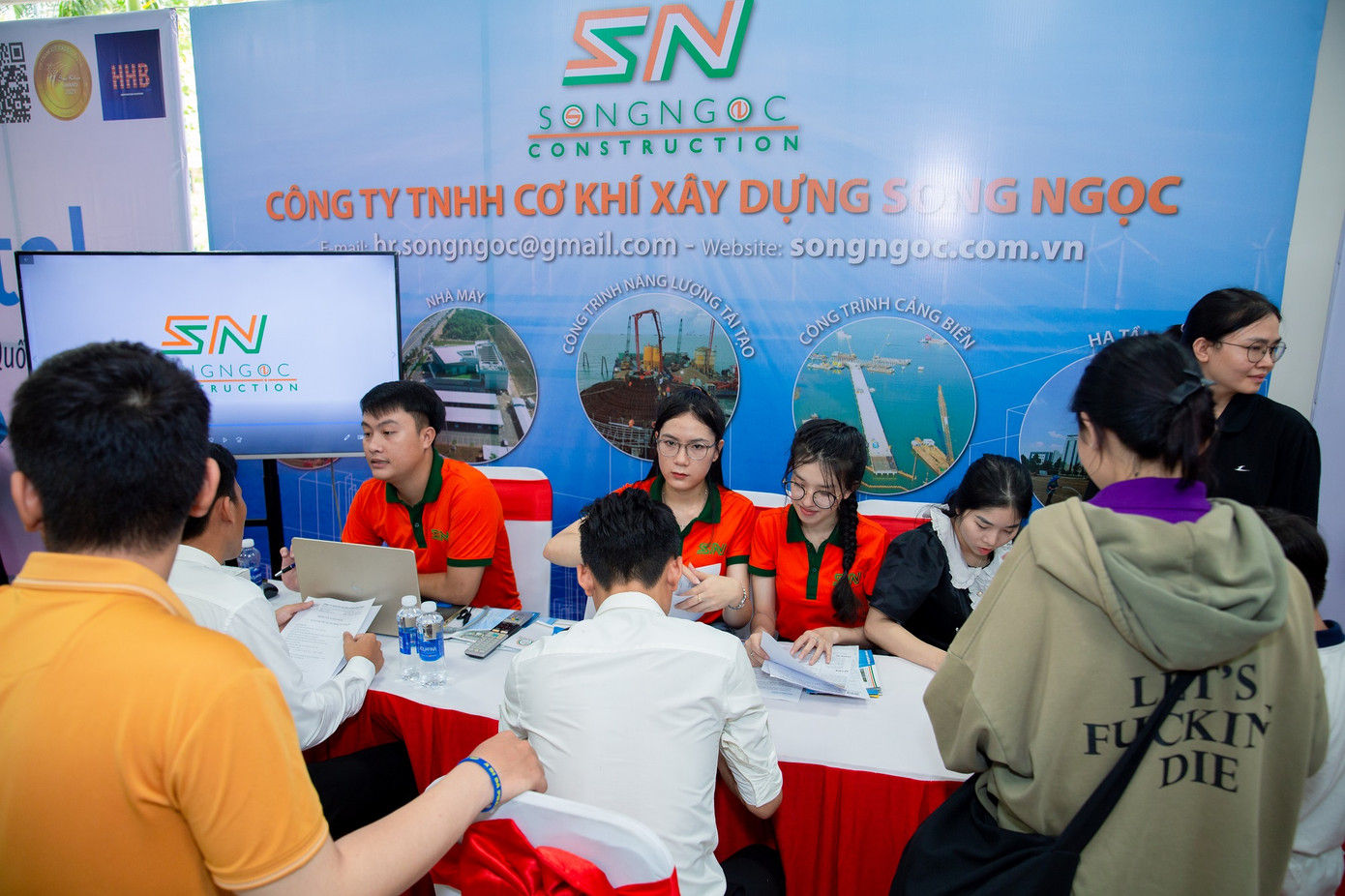 Nhiều cơ hội tuyển dụng được trong ngày hội dành cho các bạn sinh viên. Nhiều cơ hội tuyển dụng được trong ngày hội dành cho các bạn sinh viên.