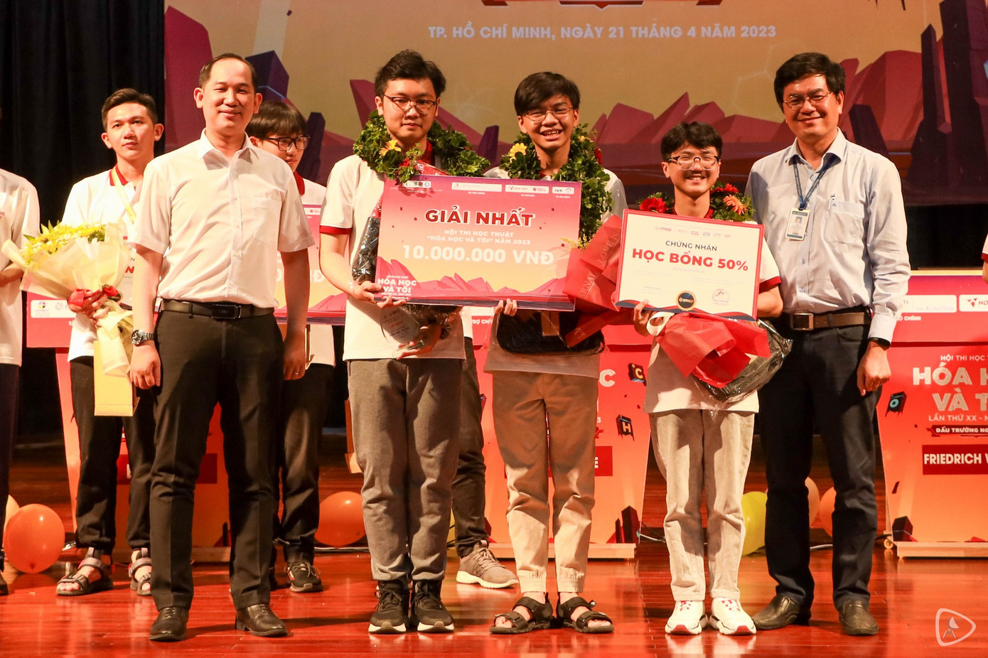 Khánh Thuận và đồng đội đoạt giải Nhất Hội thi học thuật “Hóa học và tôi” lần thứ XX, năm 2023 (Đoàn khoa Hoá học, trường ĐH KHTN, ĐHQG TP. HCM tổ chức).