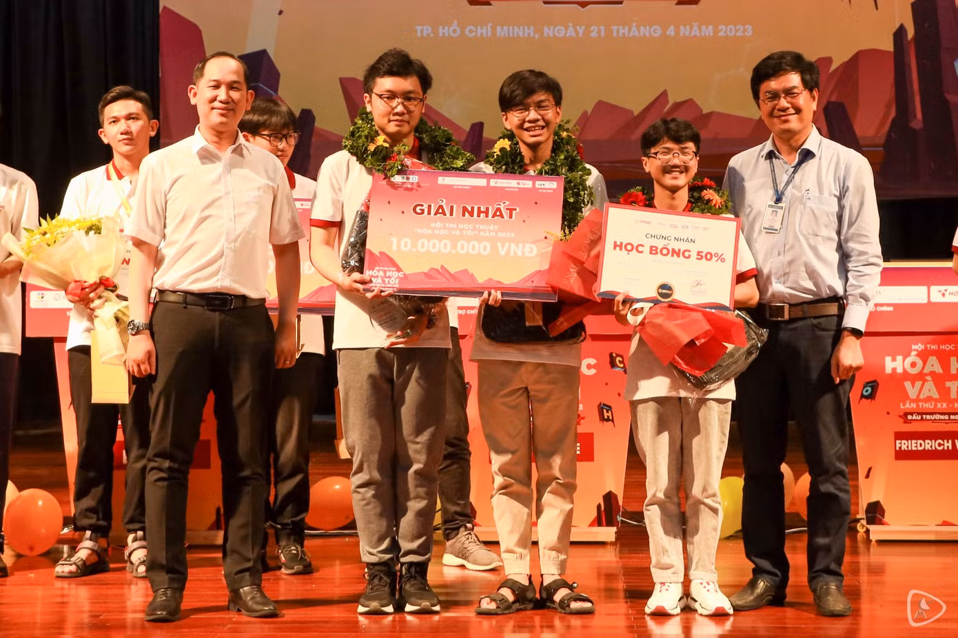 Khánh Thuận và đồng đội đoạt giải Nhất Hội thi học thuật “Hóa học và tôi” lần thứ XX, năm 2023 (Đoàn khoa Hoá học, trường ĐH KHTN, ĐHQG TP. HCM tổ chức). Khánh Thuận và đồng đội đoạt giải Nhất Hội thi học thuật “Hóa học và tôi” lần thứ XX, năm 2023 (Đoàn khoa Hoá học, trường ĐH KHTN, ĐHQG TP. HCM tổ chức).