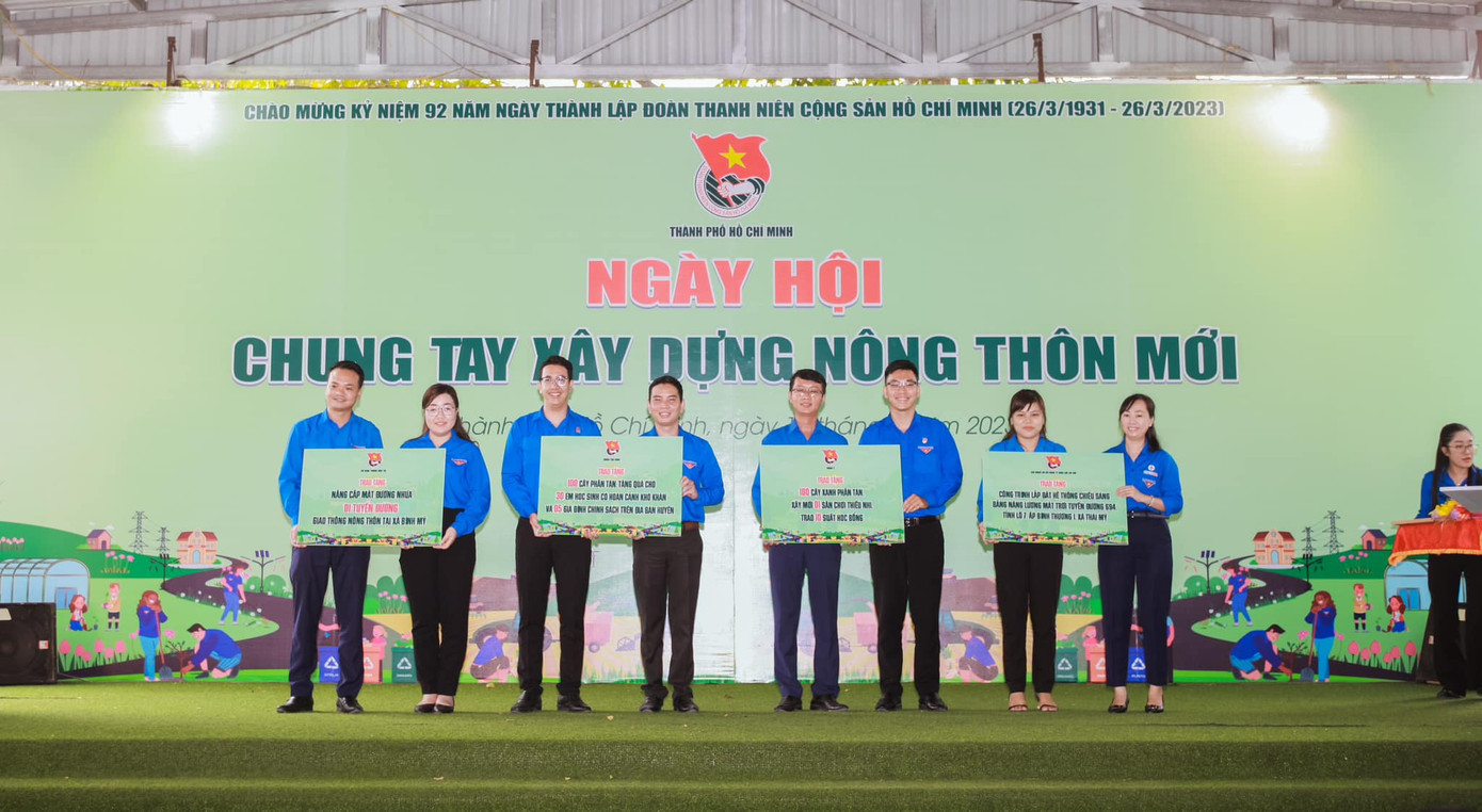 Đại diện các đơn vị trao hỗ trợ nguồn lực cho Huyện Đoàn Củ Chi.