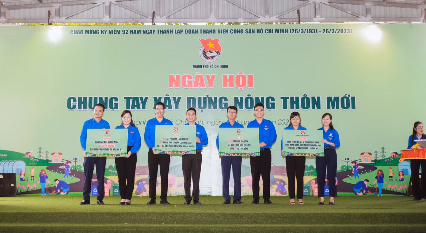 Đại diện các đơn vị trao hỗ trợ nguồn lực cho Huyện Đoàn Củ Chi. Đại diện các đơn vị trao hỗ trợ nguồn lực cho Huyện Đoàn Củ Chi.