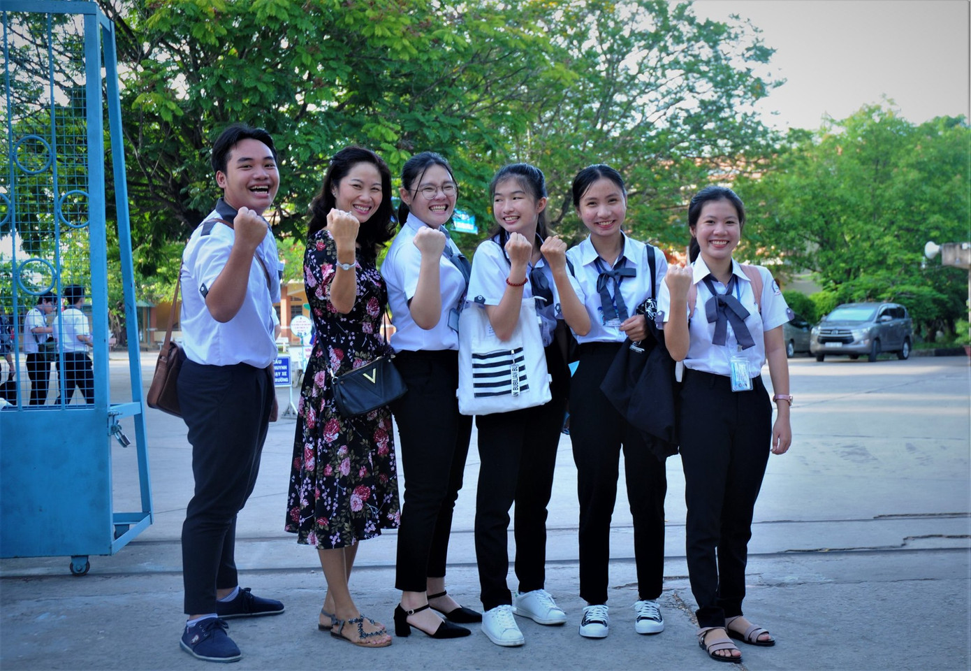 Thái Bình (ngoài cùng bên trái) là thành viên nam duy nhất trong đội tuyển của trường tại kỳ thi Học sinh Giỏi cấp tỉnh năm 2020. (Ảnh: Kien Luong Highschool Media Team) Thái Bình (ngoài cùng bên trái) là thành viên nam duy nhất trong đội tuyển của trường tại kỳ thi Học sinh Giỏi cấp tỉnh năm 2020. (Ảnh: Kien Luong Highschool Media Team)