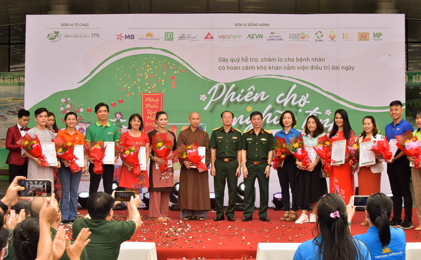 Các đơn vị đồng hành, mạnh thường quân cũng trao tặng những phần quà hỗ trợ các đối tượng chính sách, bệnh nhân mắc bệnh hiểm nghèo.