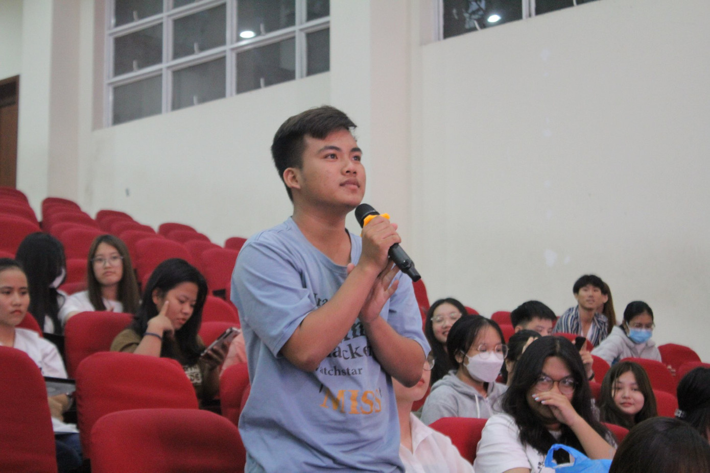 Sinh viên chia sẻ ý kiến tại chương trình.