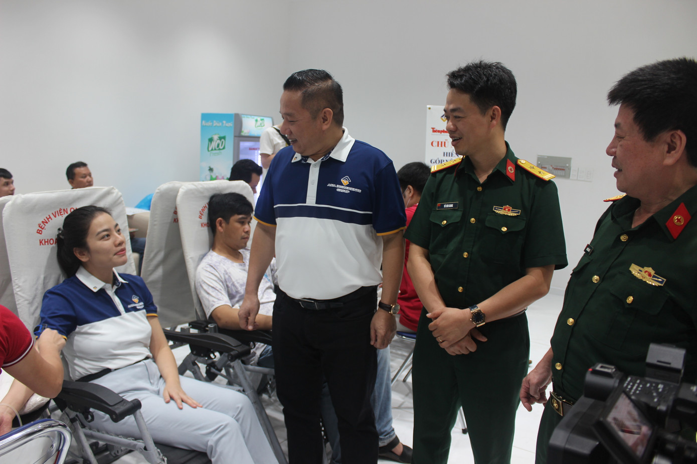 Kết thúc chương trình, Ban Tổ chức đã thu về 150 đơn vị máu. Trong ảnh, Ban Tổ chức hỏi thăm người tham gia hiến máu tại Ngày hội.