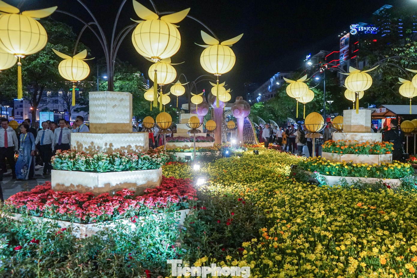 Đường hoa Nguyễn Huệ hằng năm đều thu hút rất đông các bạn trẻ đến tham quan, thưởng lãm. (Ảnh: Phong Nguyễn)