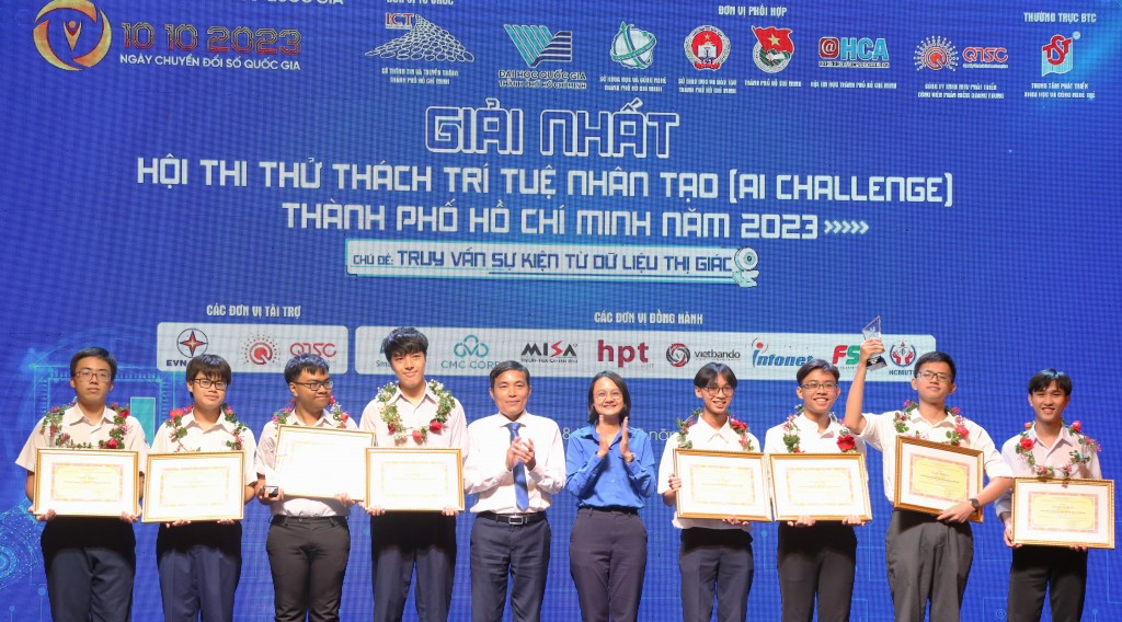 Chị Trần Thu Hà - Phó Bí thư Thành Đoàn, Chủ tịch Hội Sinh viên TP. HCM Các thí sinh đoạt giải Nhất tại Hội thi.