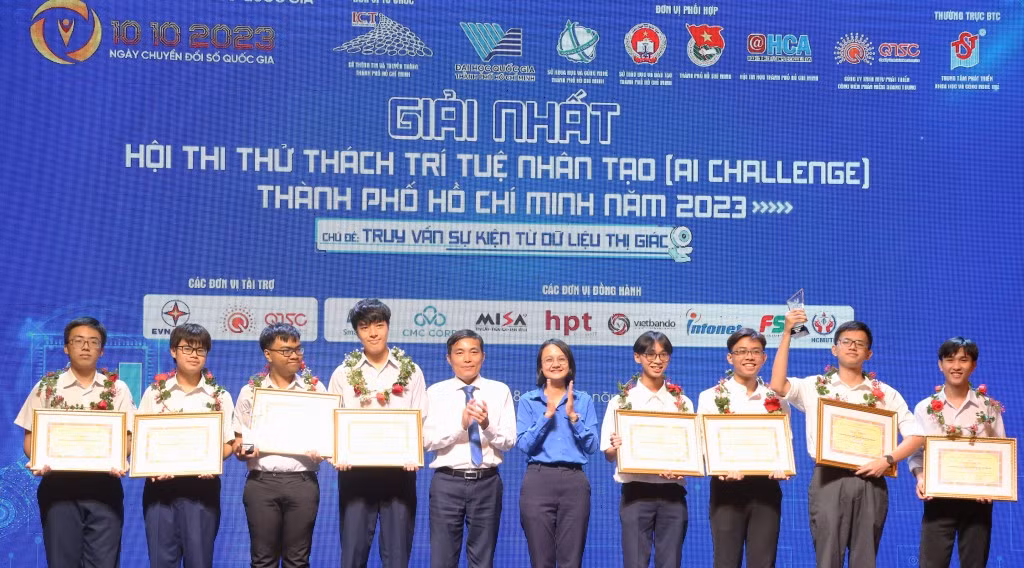 Chị Trần Thu Hà - Phó Bí thư Thành Đoàn, Chủ tịch Hội Sinh viên TP. HCM Các thí sinh đoạt giải Nhất tại Hội thi.