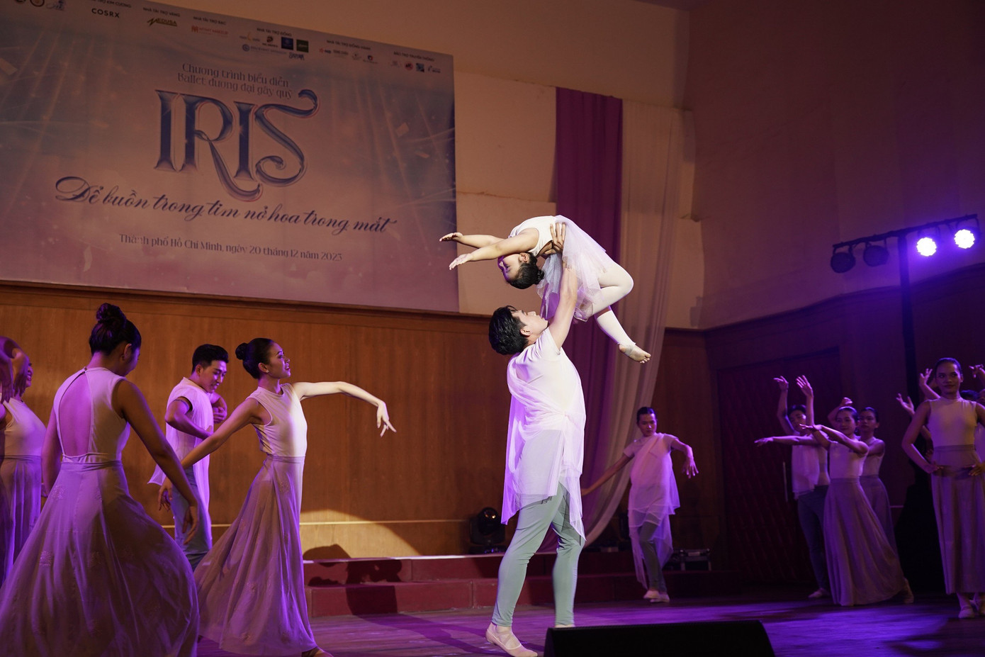 Mỗi tiết mục ballet đều truyền tải một thông điệp ý nghĩa. Mỗi tiết mục ballet đều truyền tải một thông điệp ý nghĩa.