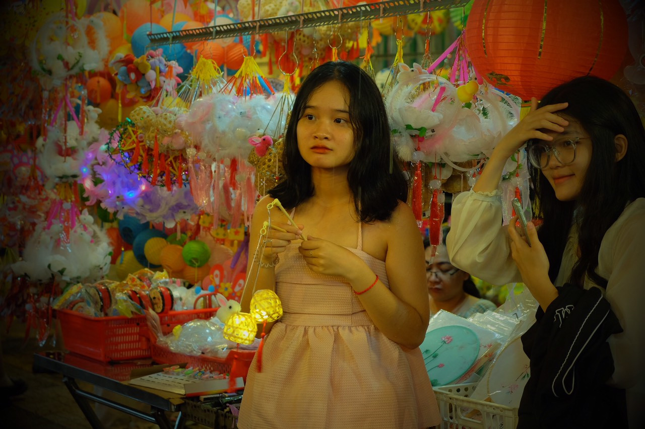 "Mình thấy, giá lồng đèn ở đây không quá đắt, phù hợp với tất cả mọi người, nhất là các bạn trẻ", Đặng Hải Anh (trường THPT Thạnh Lộc) cho biết.