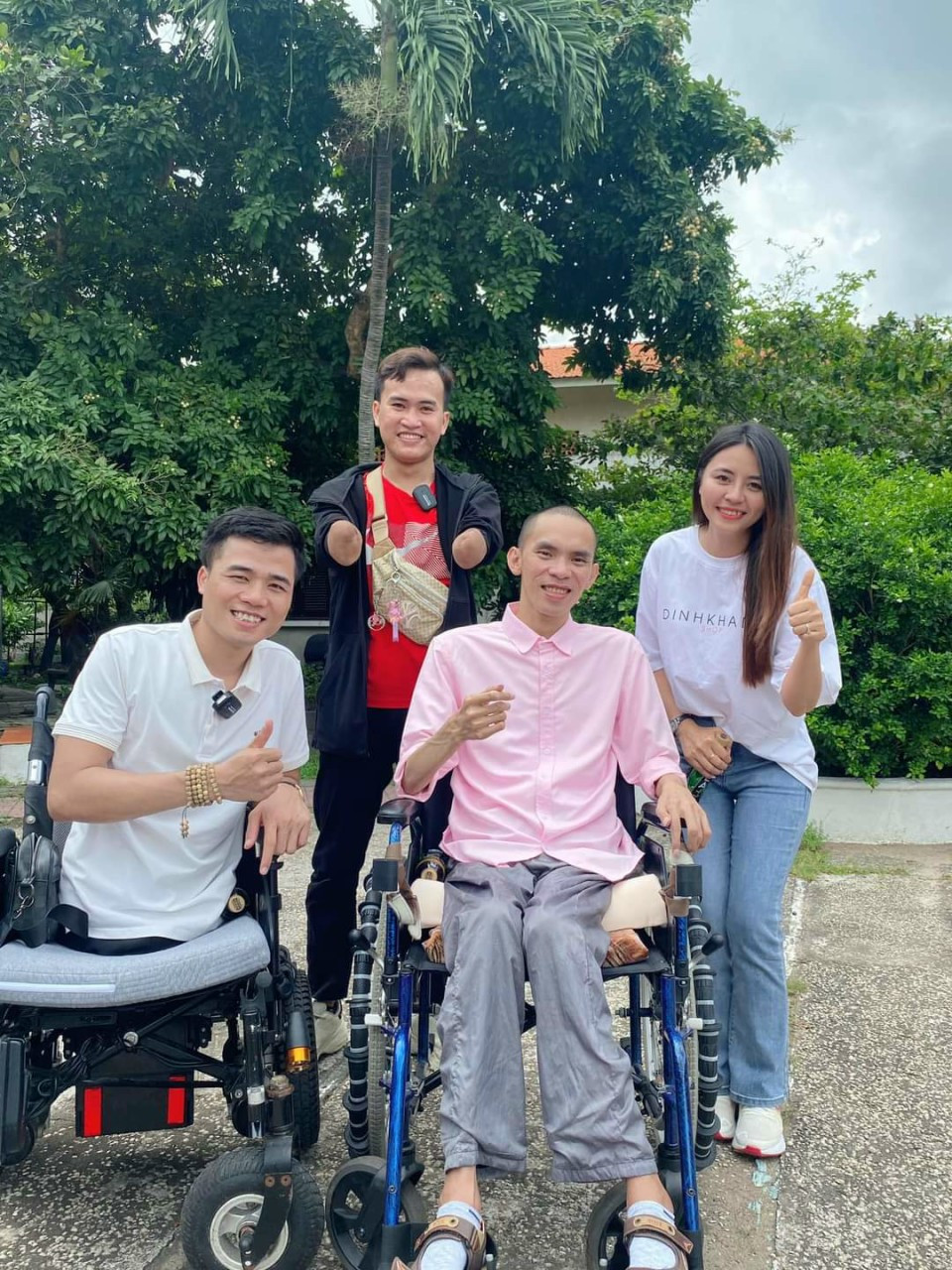 Nguyễn Ngọc Nhứt đi tình nguyện tại làng trẻ SOS. (Ảnh: NVCC).