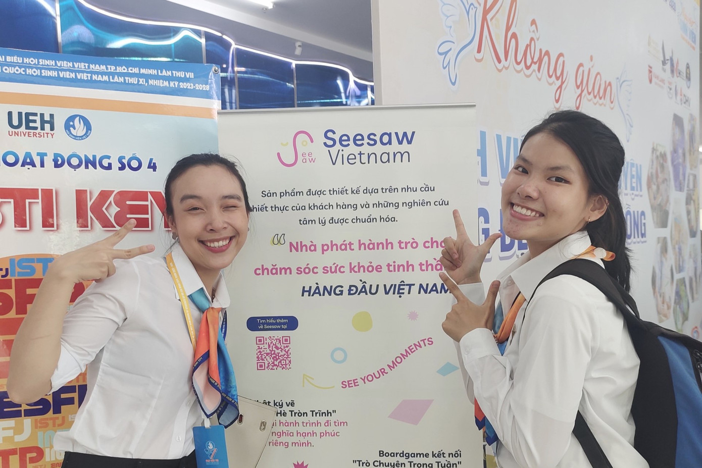 Đào Hải Nhật Tân (trái) chụp ảnh tại gian hàng của Công ty tại triển lãm “Dệt nên những ước mơ cho đời” trong khuôn khổ chương trình Đại hội Hội Sinh viên TP. HCM lần thứ VII.